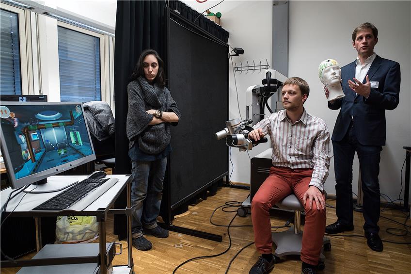 Der Max-Planck-Wissenschaftler Moritz Grosse-Wentrup (rechts) erforscht, wie robotergestützte Geräte für die Rehabilitation von Schlaganfallpatienten genutzt werden können – nur eines von vielen Beispielen für lernende und damit intelligente Systeme, die zukünftig in vielen Lebensbereichen eine Rolle spielen werden. Bild: Metz