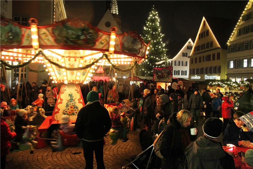 Der Rottenburger Nikolausmarkt im vergangenen Jahr 2014; hier die Szene auf dem Marktplatz. Archivbild: Fleischer