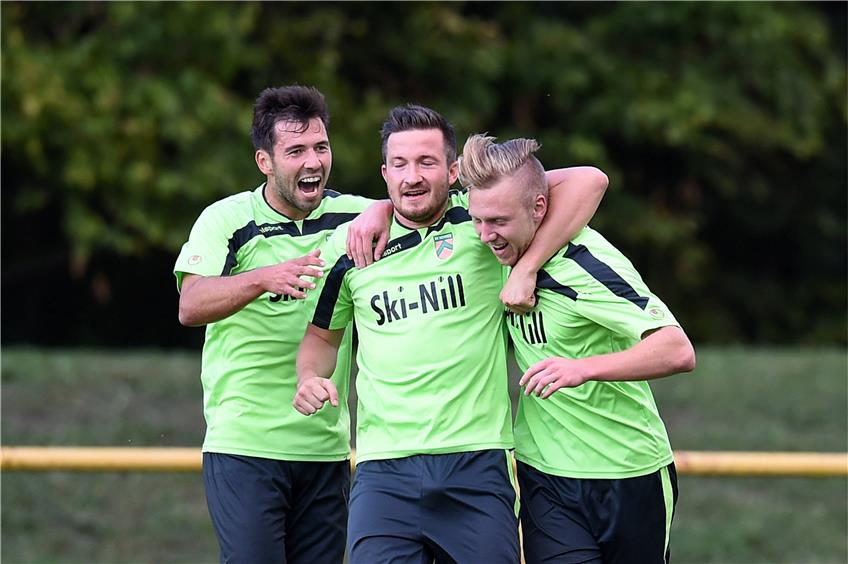 Der SV Nehren feiert den Toptorjäger der Landesliga: Dennis Murr und Marco Binder herzen Pedro Keppler (Mitte).FOTO:  Ulmer