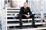 Der Sänger Matthias Reim sitzt vor seinem Konzert auf einer Treppe. Foto: Michael Matthey/dpa