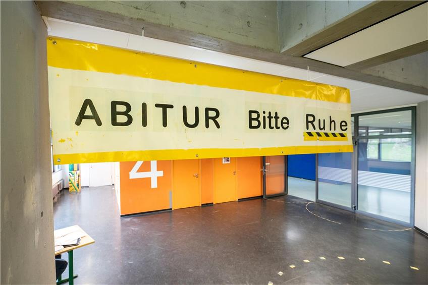 Der Schriftzug „ABITUR Bitte Ruhe“ hängt während der schriftlichen Abiturprüfung in Biologie im Treppenhaus im Leibniz-Gymnasium. Foto: Silas Stein/dpa