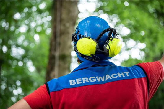Der Schriftzug „Bergwacht“ ist auf der Jacke eines Mitglieds der Bergwacht Waldkirch bei Kletterübungen zu sehen. Foto: Silas Stein/dpa