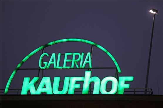 Der Schriftzug „Galeria Kaufhof“ leuchtet auf einer Filiale des Warenhauskonzerns. Foto: Oliver Berg/dpa/Symbolbild