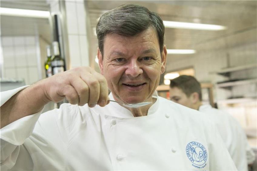 Der Sterne-Koch Harald Wohlfahrt steht in der Küche. Foto: Uli Deck/Archiv dpa