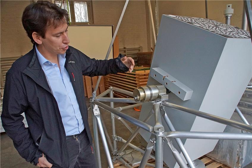 Der Tübinger Astrophysiker Chris Tenzer erklärt, wie die Ballongondel funktioniert, an die Röntgenteleskope gehängt werden. Bild: Zimmermann