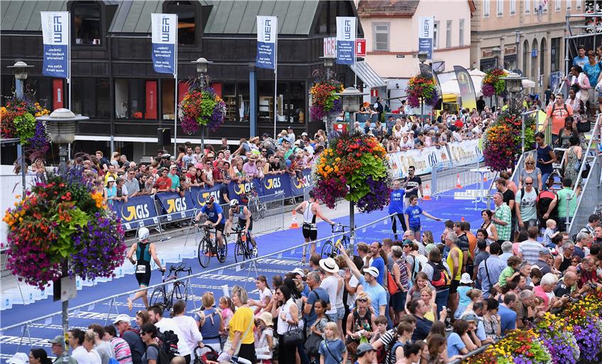 Der Tübinger Triathlon lockt am Sonntag wieder die Massen in die Innenstadt – wie hier auf die Neckarbrücke. Archivbild: Ulmer