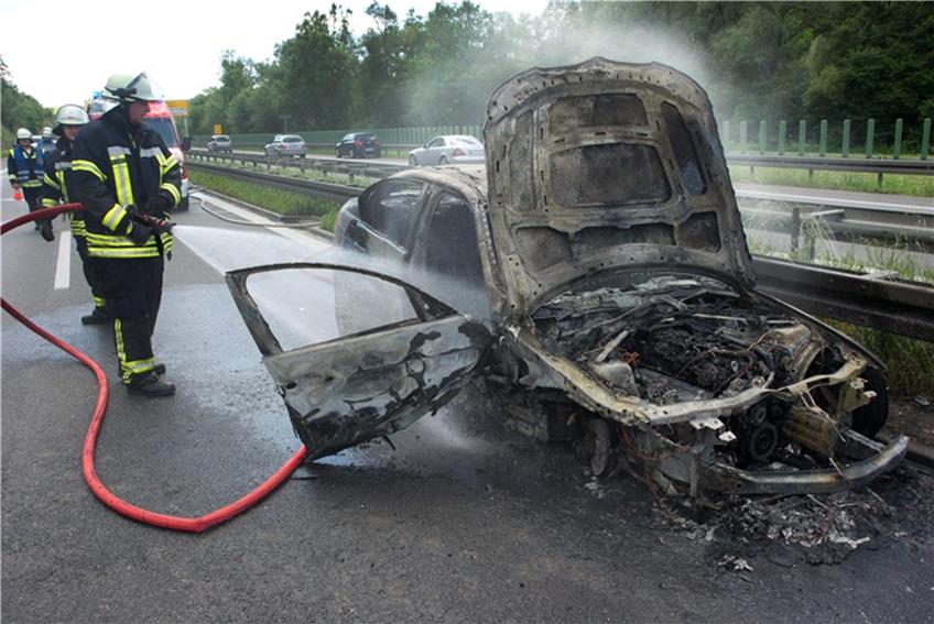 Der Unfallwagen brannte vollständig aus. Bild: Franke