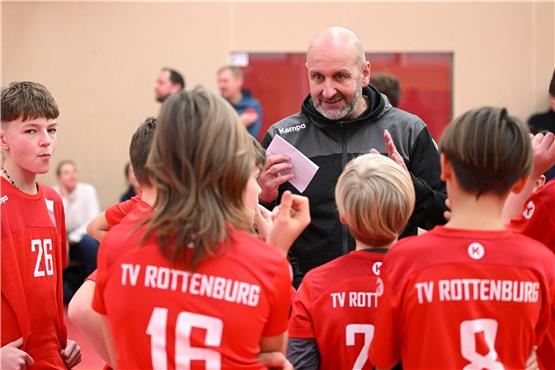 „Der Volleyball hat als einer der ersten Verbände kapiert, was da auf uns zukommt“: Hans Peter Müller-Angstenberger, hier mit seinem Rottenburger U14-Team bei der Württembergischen Meisterschaft. Bild: Ulmer