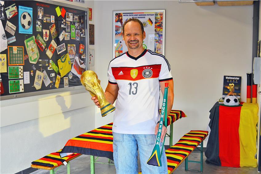 Der WM-Pokal als Replik und eine der ersten Vuvuzelas im Original: Patrick Herzog mit zwei besonders schönen Stücken aus der WM-Sammlung, die er in seiner Garage in Poltringen ausgestellt hat. Bild: Schmid