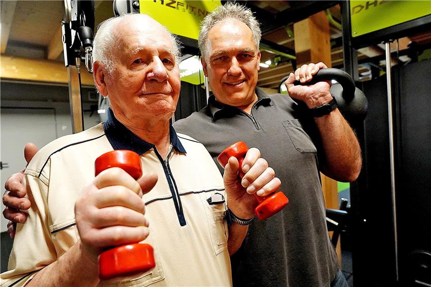 Der älteste Sportler im Häsler-Vital-Center: Werner Wenzel (links) trainiert seit 17 Jahren bei Reiner Häsler (rechts). Bild: Karl-Heinz Kuball