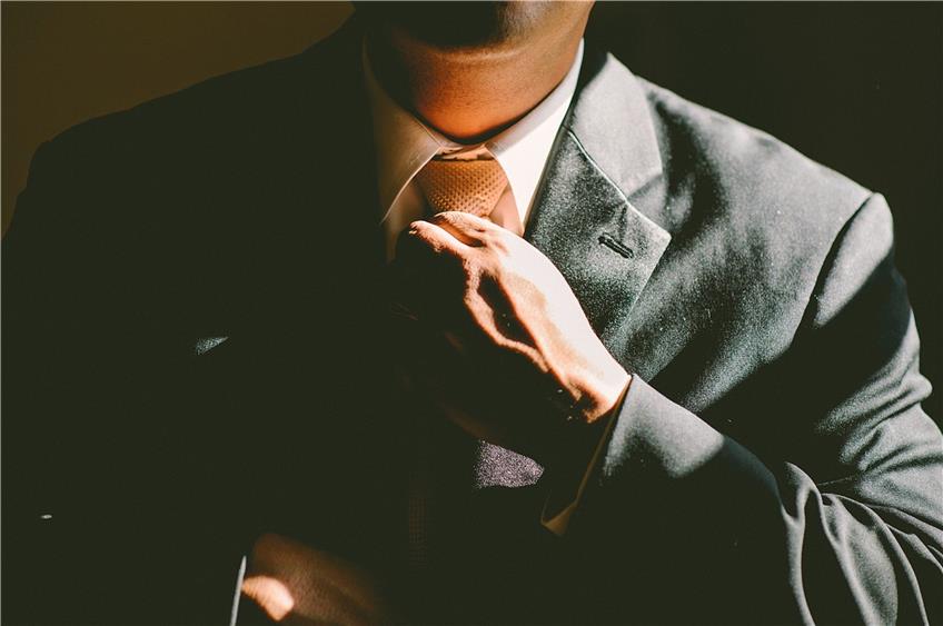Der dunkle Herrenanzug mit blütenweißem Hemd und Krawatte – ein zeitloser Klassiker der Business-Welt. Aber auch er passt nicht in allen Situationen – aber immerhin den meisten. / Unsplash (CC0-Lizenz) © pixabay.com