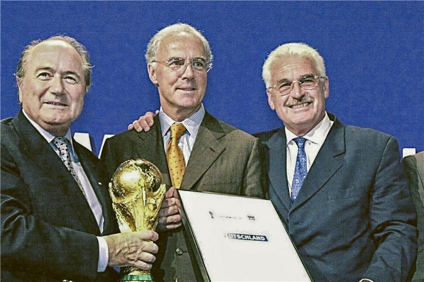 Der gesperrte Fifa-Präsident Joseph Blatter, Franz Beckenbauer und Fedor Radmann (v. l.) halten weiterhin dicht. Ihre Rolle bei der Vergabe der Fußball-WM und die Frage, wofür die ominösen 6,7 Millionen Euro waren, bleibt schleierhaft. Foto: dpa