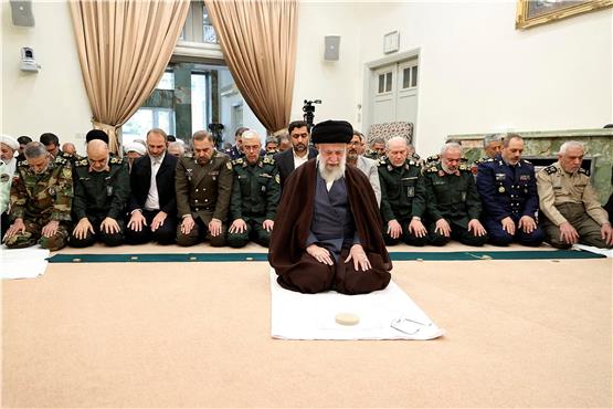Der religiöse Führer und oberste Herrscher des Iran, Ayatollah Ali Chamenei, betet mit Kommandeuren der Streitkräfte, deren Oberbefehlshaber er ist. Foto: Khamenei.ir/afp
