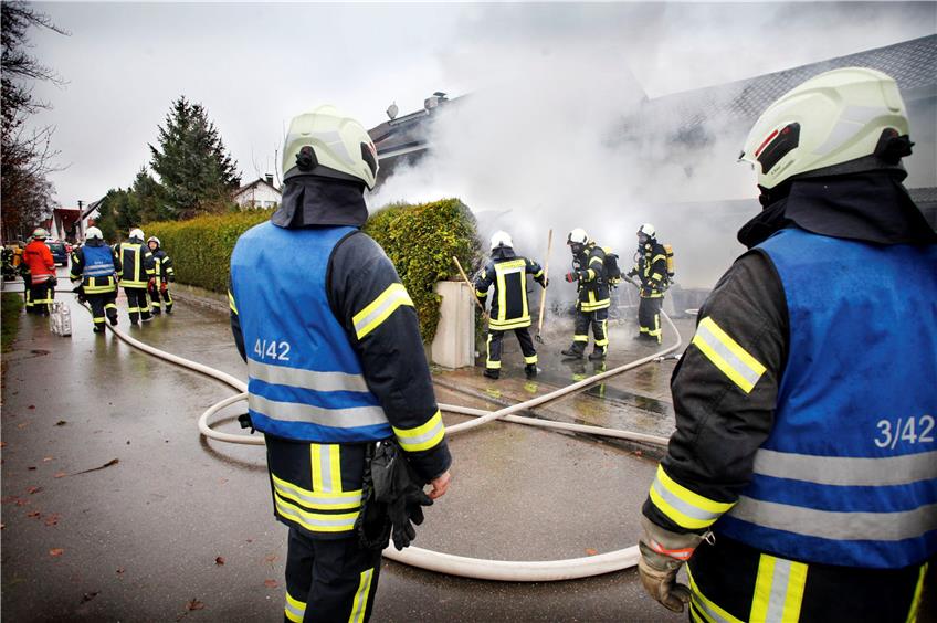 Die Ammerbucher Feuerwehr musste am Samstagvormittag in der Altinger Schulstraße einen Schuppenbrand löschen. Bild: Faden