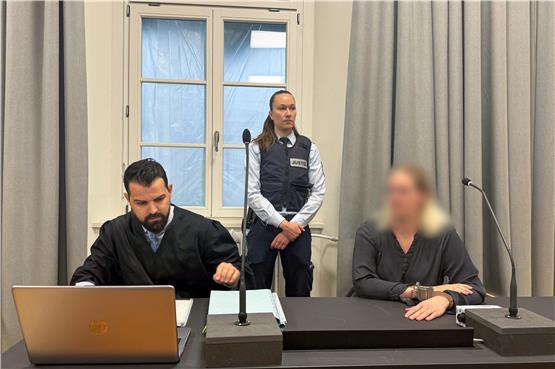 Die Angeklagte (r) sitzt beim Prozessauftakt vor dem Landgericht Ravensburg (Baden-Württemberg) neben ihrem Verteidiger Samuel Fischer. Foto: Aleksandra Bakmaz/dpa