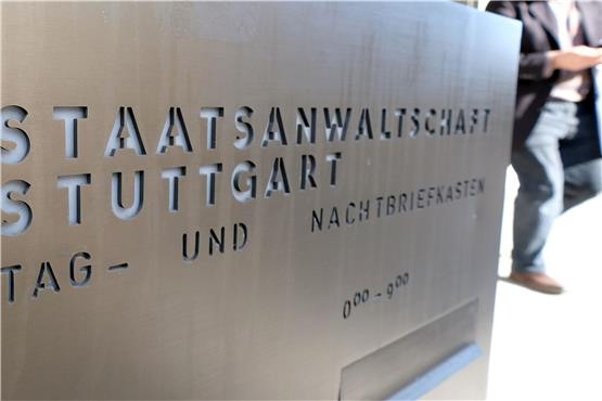 Die Aufschrift „Staatsanwaltschaft Stuttgart“ steht vor dem Gebäude der Staatsanwaltschaft auf einem Briefkasten. Foto: Bernd Weißbrod/dpa/Archivbild