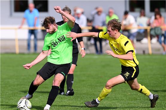 Die Chancen steigen, dass es das Derby zwischen dem SV Nehren (links Tim Staiger) und dem SV03 Tübingen (Max Bauknecht) auch kommende Saison in der Landesliga geben wird.Bild: Ulmer