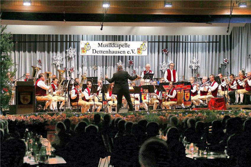Die Dettenhäuser Musikkapelle heizte 150 Gästen mit Filmmusik ein. Bild: Sommer