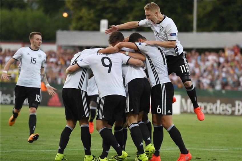 Die Deutsche Mannschaft bejubelt den Treffer zum 1:0 durch Phil Neumann. Foto: Uli Deck dpa