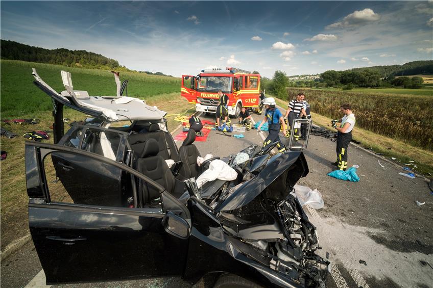 Die Feuerwehr bei den Aufräumarbeiten nach dem schweren Unfall zwischen Unterjesingen und Tübingen: Auf der B28 war ein Volvo mit einem Tanklaster kollidiert. Bild: Metz