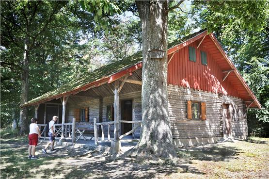 Die Königliche Jagdhütte, Baujahr 1888, ist am schnellsten über den Saurucken bei Entringen zu erreichen, von Bebenhausen aus zu Fuß sind es zirka 8 Kilometer. Nur die überdachte Terrasse ist öffentlich zugänglich. Bild: Anne Faden