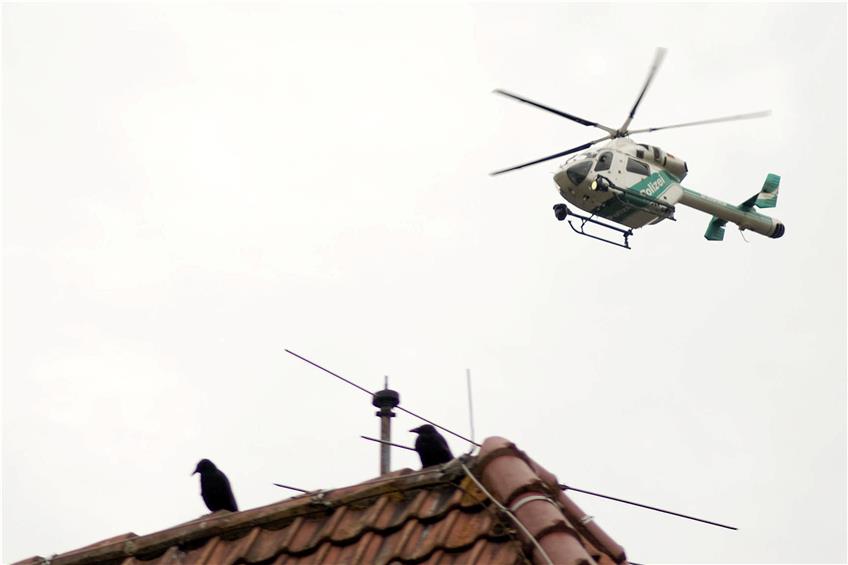 Die Polizei suchte mit einem Hubschrauber nach dem vermissten 19-Jährigen. Symbolbild: Metz