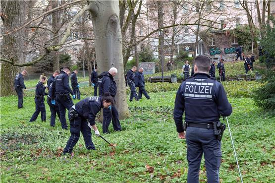 Die Polizei suchte nach der Tat den Alten Botanischen Garten nach möglichen Beweisen ab. Bild: Klaus Franke