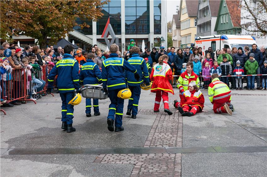 Die Reutlinger Hilfsorganisationen präsentieren sich in der Reutlinger Innenstadt. Bild: StaRT