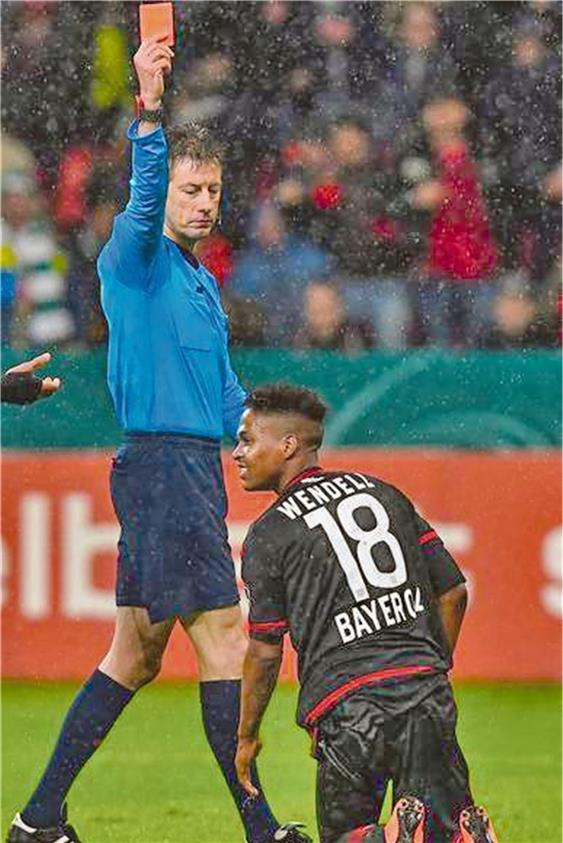 Die Rote Karte für Wendell wurde Leverkusen zum Verhängnis. Foto: dpa