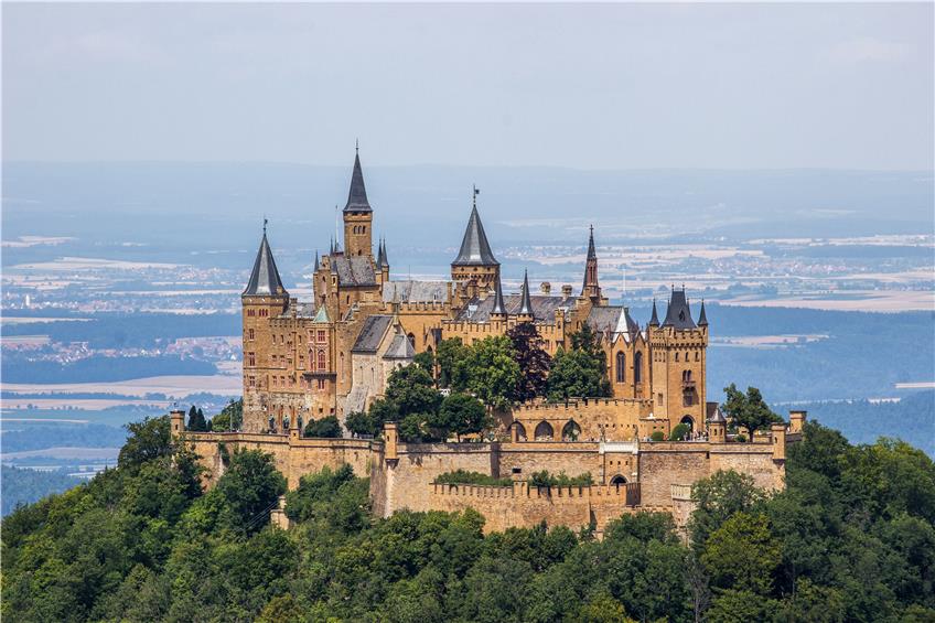 Die Sandstein-Mauern der Burg Hohenzollern bröckeln. Im Lauf der kommenden zehn Jahre sollen sie Stück für Stück restauriert werden. Bild: Freese