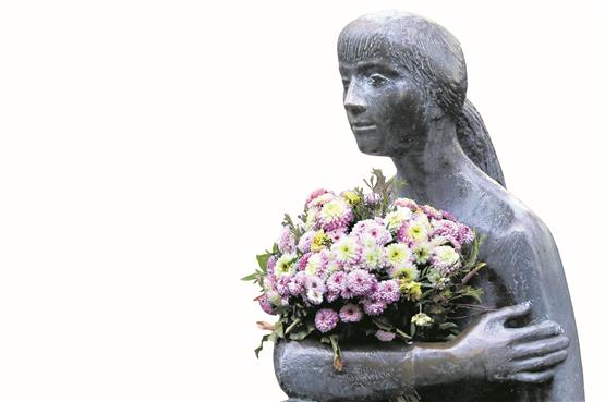 Die „Sitzende“ hinter der Johannes-Kirche (Skulptur von Wilhelm Pfeiffer 1982) hat von einem Verehrer Blumen erhalten. Archivbild: Sommer