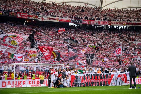 Die Spieler des VfB Stuttgart bedanken sich nach dem Spiel bei den Fans. Foto: Tom Weller/dpa/Archivbild