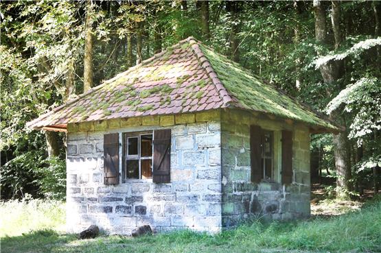 Die Tscherninghütte wurde 1847 erbaut und liegt an einer großen Lichtung. Förster bitten um Ruhe wegen des Rotwilds. Bild: Anne Faden