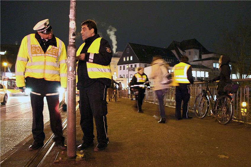 Die Tübinger Polizei kontrollierte mit dem kommunalen Vollzugs- und Ordnungsdienst auf der Eberhardsbrücke Fahrradfahrer.Bild: Schweizer