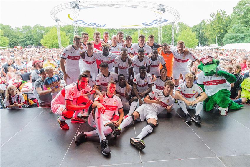 Die VfB-Profis posierten vor ihren Anhängern. Foto: dpa