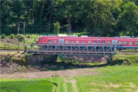 Die alte Blaulachbrücke zwischen Tübingen und Kirchentellinsfurt ist schon Geschichte. Diesen Sommer wird eine neue Bahnbrücke über die Blaulach gebaut. Archivbild: Ulrich Metz