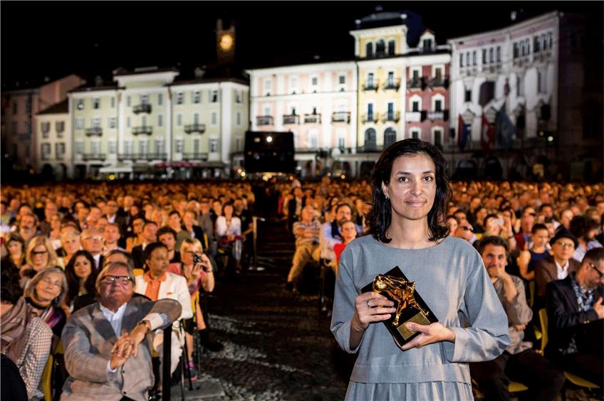 Die bulgarische Regisseurin Ralitza Petrova zeigt auf der Piazza Grande im Zentrum von Locarno stolz den Goldenen Leoparden für ihren Film „Gottlos“. Foto: dpa