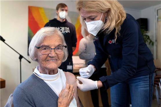 Die erste Corona-Impfung im Kreis Tübingen bekam Wilhelmine Betz in Nehren. Lisa Federle setzte der 92-Jährigen die Spritze. In drei Wochen steht dann die Nachimpfung an. Bild: Klaus Franke