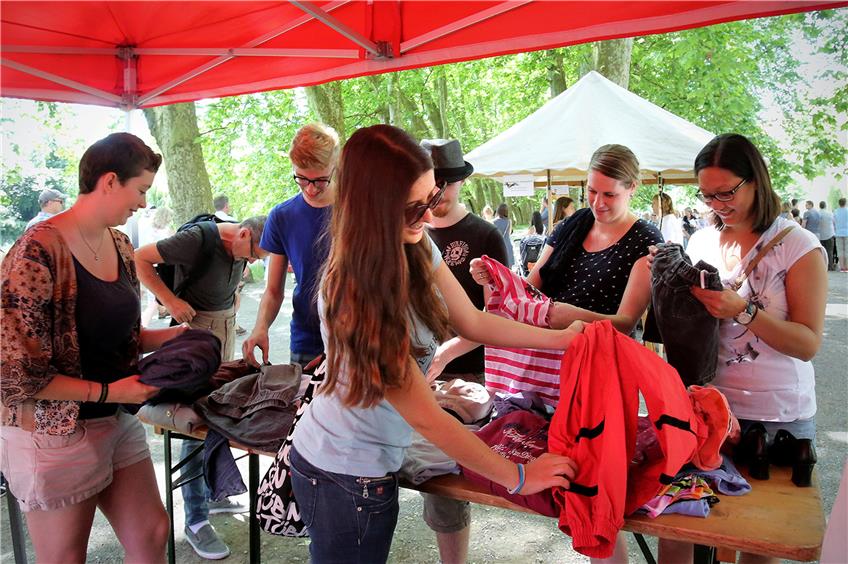 Diese Klamotten sind doch viel zu schade zum Wegwerfen: Kleidertauschbörse des Jugendgemeinderats auf der Neckarinsel. Bild: Sommer