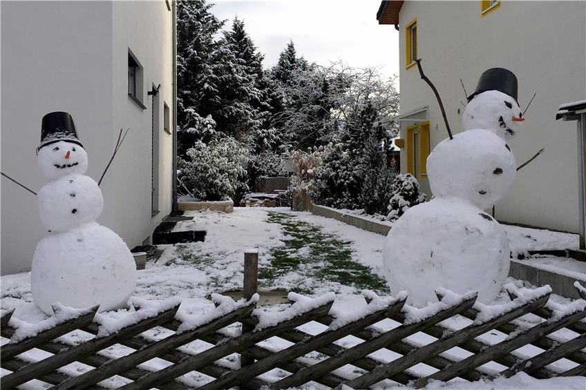 Diese zwei klassischen Schneemänner stehen in der Reutlinger Payerstraße – oder torkeln sie eher durch den Garten? Der größere hat jedenfalls ganz schön Schlagseite... Bild: Bleeser