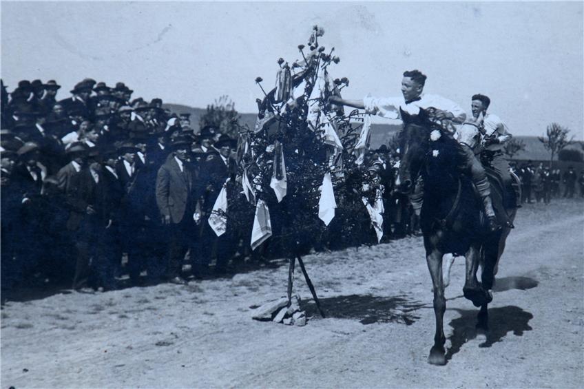 Dieses Foto vom Wurmlinger Pfingstritt dürfte in den 1920er-Jahren entstanden sein. Damals gewann auch Pius Biesinger, Urgroßvater des Siegers von 2017. Wer auf diesem Foto abgelichtet ist, ist unbekannt. Privatbild