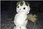 Dieses Schneemännchen mit Blätterhaar steht in Nehren. Bild: Katrin Jauch