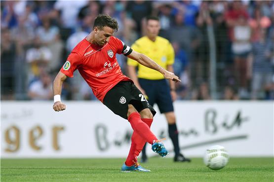 Dieses war der erste Streich: Reutlingens Giuseppe Ricciardi trifft seinen ersten von drei Strafstößen beim 3:1 im DFB-Pokal gegen Karlsruhe. Bild: Ulmer