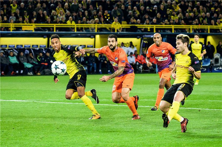 Dortmunds Guerreiro (rechts) mit seinem Tor zur 1:0-Führung im Champions-League-Spiel gegen Nikosia. Am Ende stand es 1:1.   Foto: Eibner