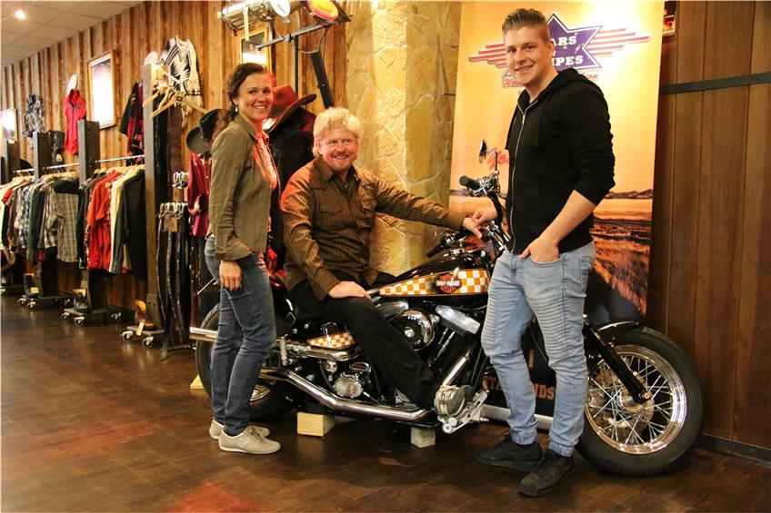 Drei von Stars & Stripes: Michaela Kastori, Ehemann Robert und Sohn Simon. Auch die Harley gehört irgendwie zum Western-Kult dazu. 