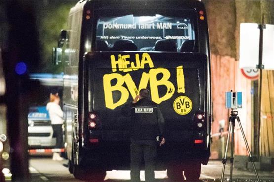 Ein Beamter des Landeskriminalamtes (LKA) untersucht den Mannschaftsbus der Fußballmannschaft von Borussia Dortmund. Foto: Marcel Kusch/Archiv dpa