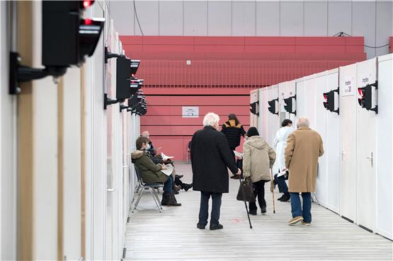 Ein Einblick in das Impfzentrum in der Tübinger Paul-Horn-Arena. Bild: Ulrich Metz