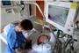 Ein Gesundheits- und Krankenpfleger überprüft in einer Klinik die Messinstrumente bei einem Schlaganfallpatienten. Foto: Angelika Warmuth/dpa/Symbolbild