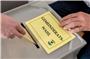Ein Mann gibt im Wahllokal seinen Stimmzettel zur Gemeinderatswahl ab. Foto: Patrick Seeger/dpa