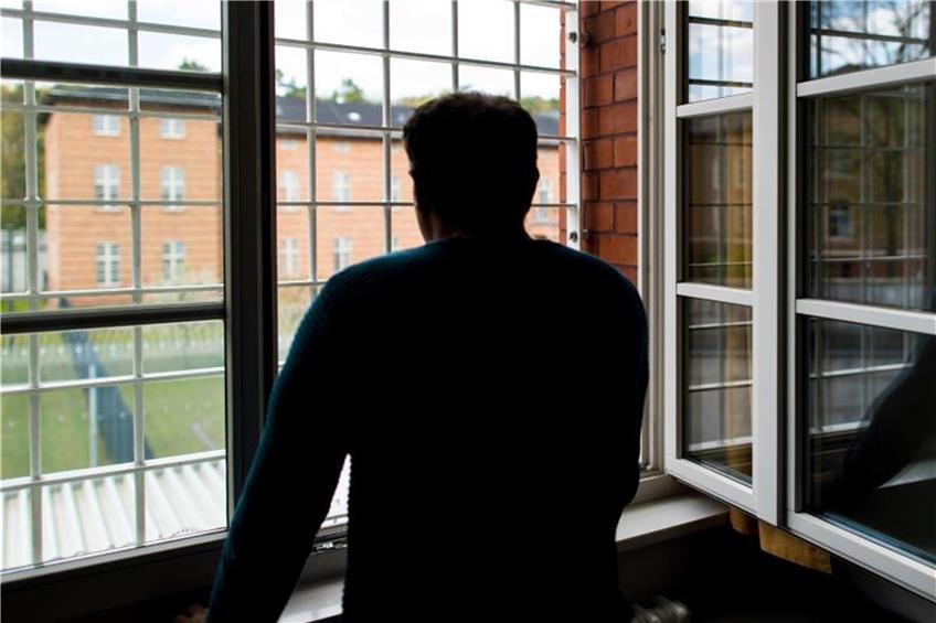 Ein Mann steht vom Fenster in der Klinik für Forensische Psychiatrie. Foto: Patrick Pleul/Archiv dpa/lsw